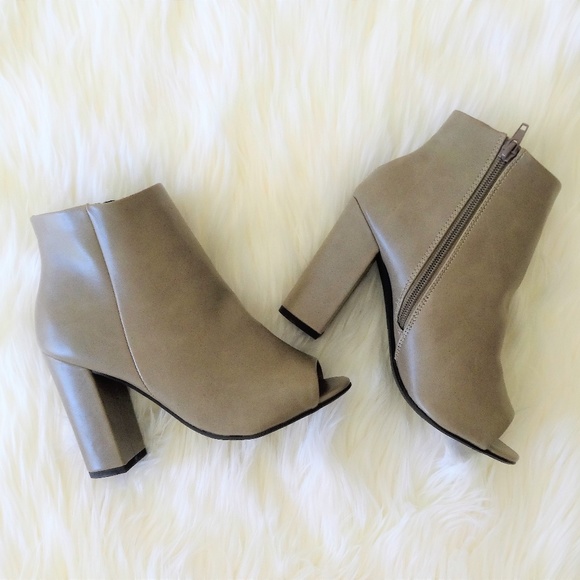 Shoes - ❤️1 LEFT ‼️ NEW! TAUPE PEEP TOE ANKLE BOOTIES